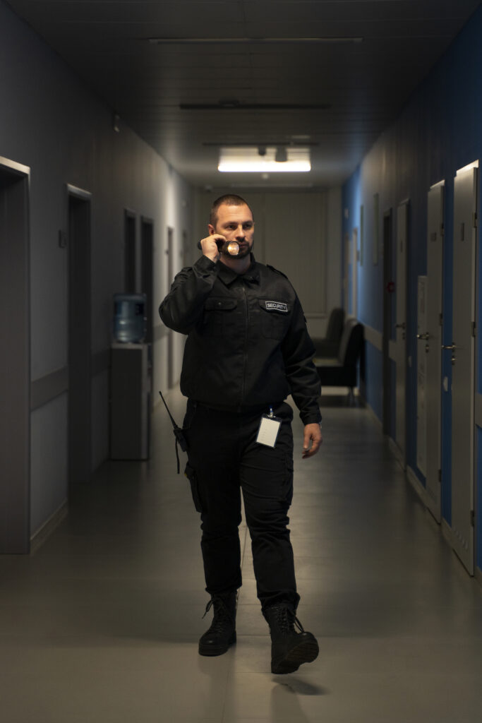 Agent De Securite A L Espace De Travail 683x1024